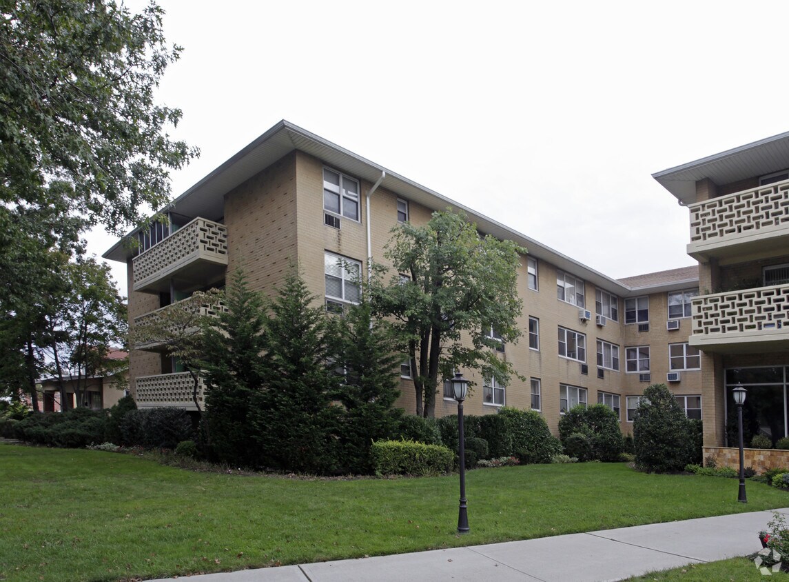 Capital House 490 Atlantic Ave East Rockaway, NY Apartments for