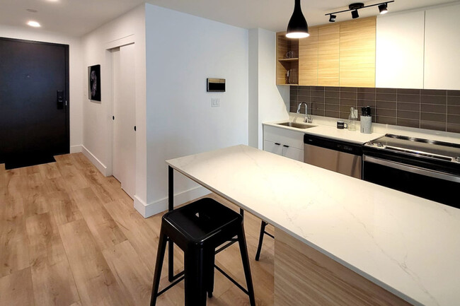 Building Photo - 1180 Rue de Bleury