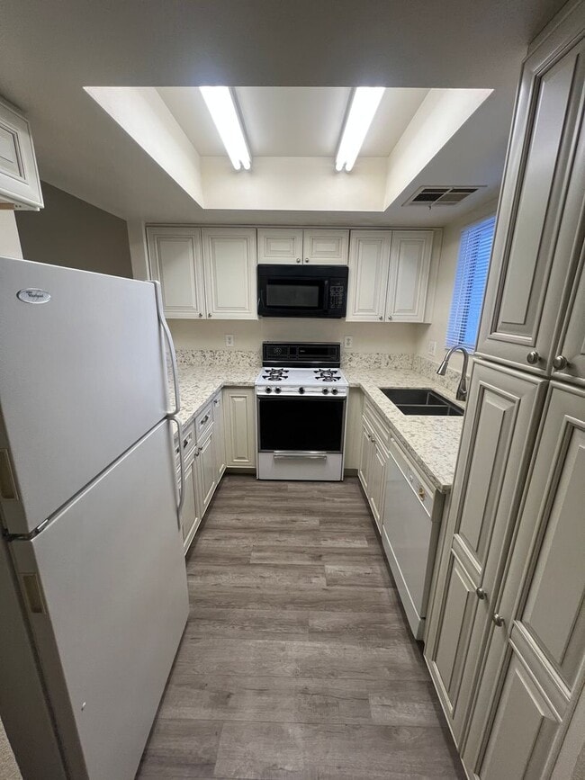 Building Photo - Remodeled 2 bedroom condo