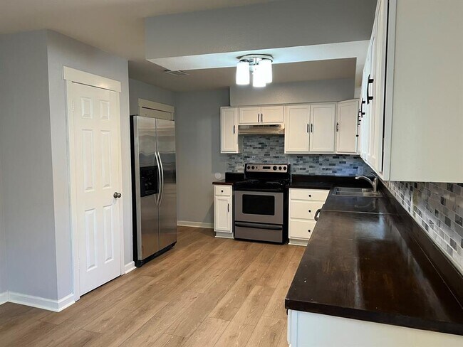 Building Photo - 9 Las Flores Dr