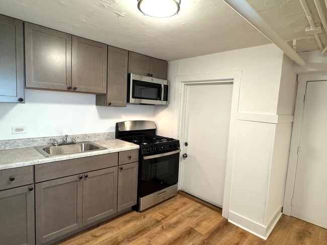 Building Photo - 6452 W Dickens Ave