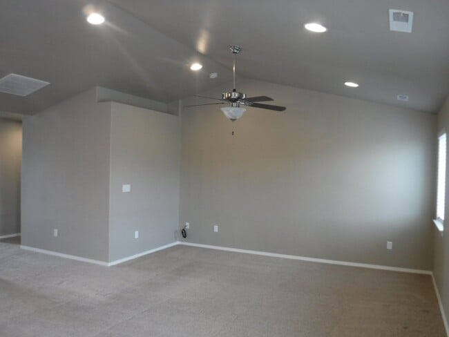 Building Photo - Awesome Caldwell 3 bed, 2 bath cutie!