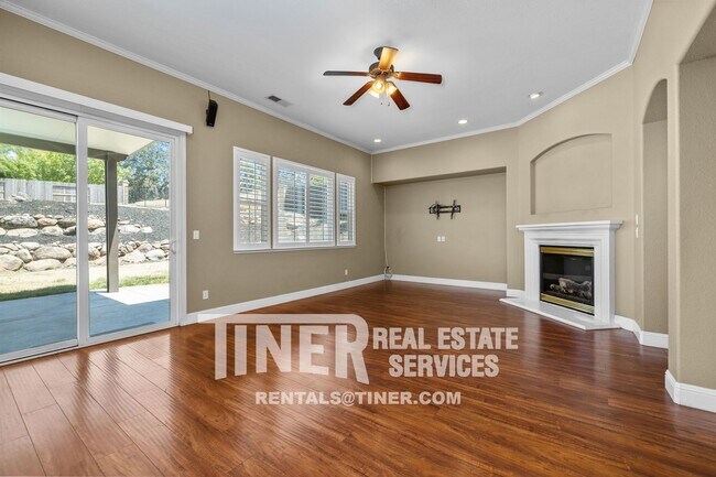 Foto del edificio - 4-Bedroom Rental Home in Folsom: Spacious ...