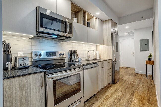 Building Photo - 2100 Rue de Bleury