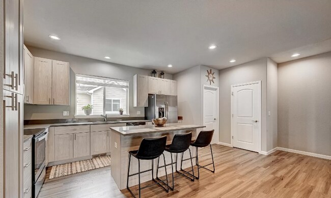 Foto del edificio - Charming town-home style condo Coming June 2026!