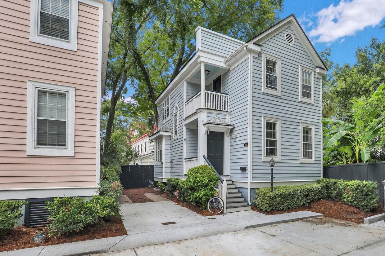 Primary Photo - Gorgeous Two Bedroom - Two and One Half Bath Apartment - Excellent Location!