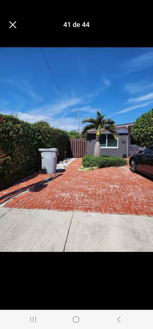 Foto del edificio - 1649 NE 53rd Ct