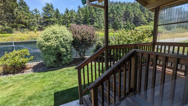 Building Photo - Modern duplex with private access