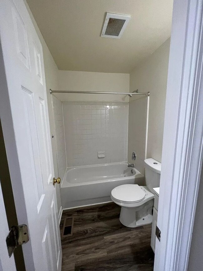 Building Photo - Freshly Updated | 2 Bed 1 Bath | E. Richmo...