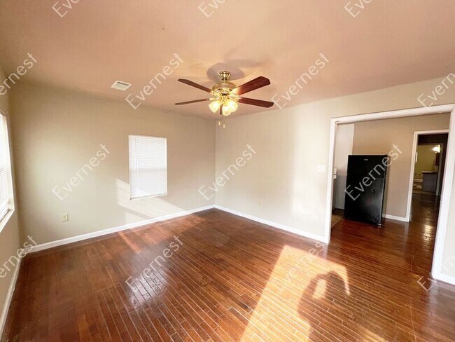 Foto del edificio - 1016 W 21st St