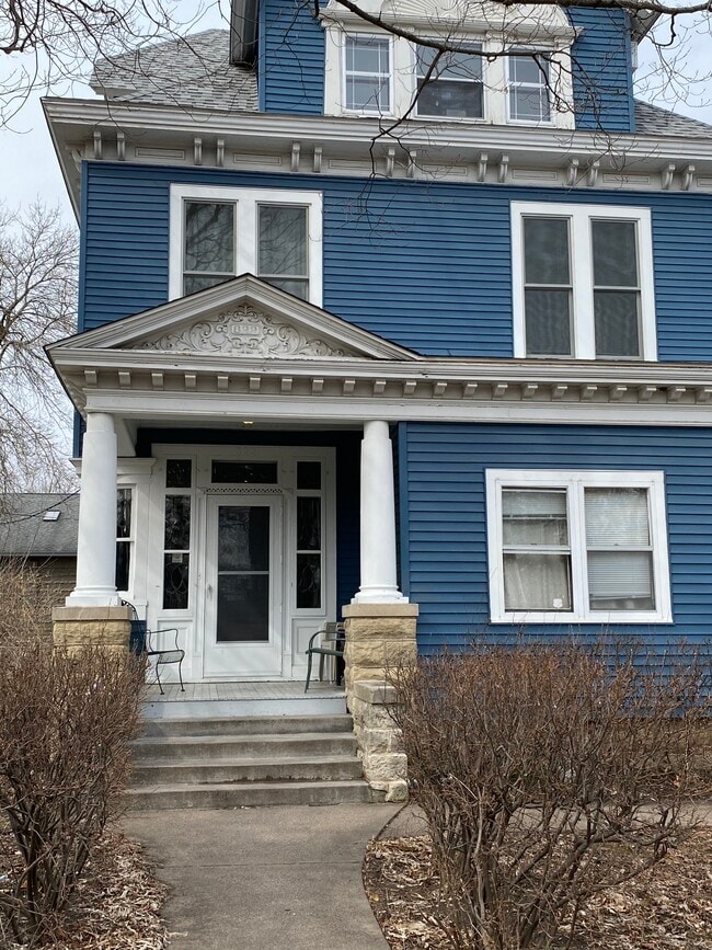 Building Photo - 822 3rd St S