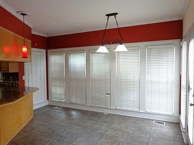 Building Photo - 5 Bedroom finished basement home in Marietta