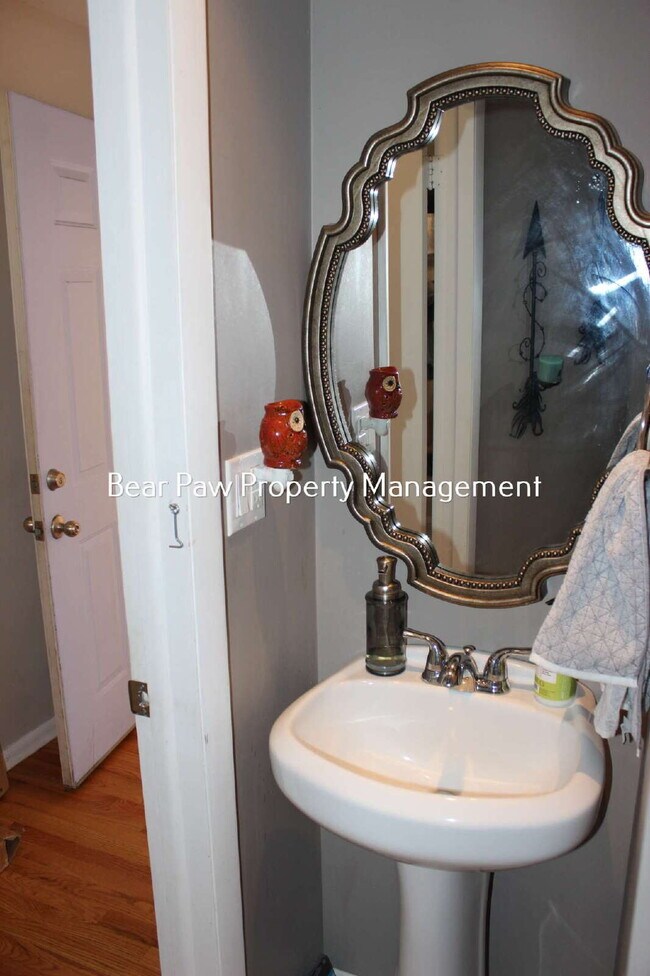 Building Photo - Cute Home in Near Downtown Evergreen!