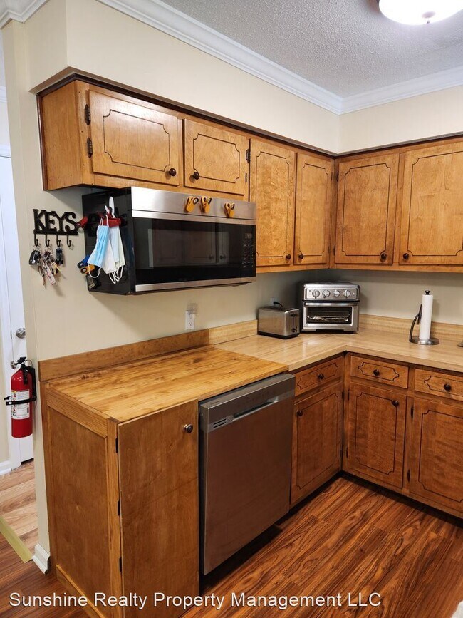 Building Photo - 3 br, 1.5 bath House - 706 Broad St