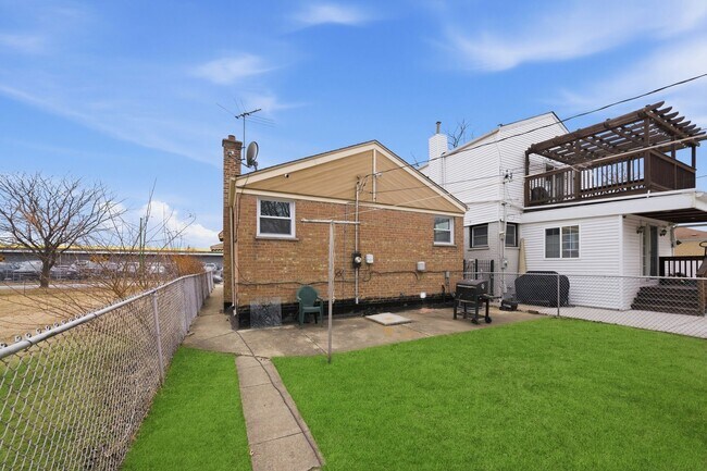 Foto del edificio - 4605 S Laramie Ave