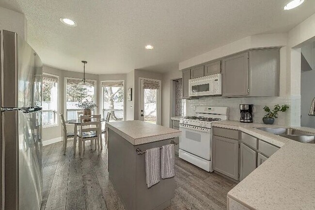Building Photo - Beautiful Custom Home