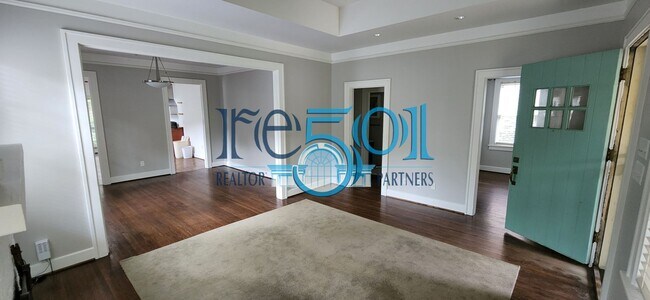 Building Photo - Great Find In The Heights!!!!!