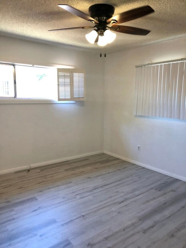 Foto del edificio - 5 bed 3 bath w/ POOL and Large rooms