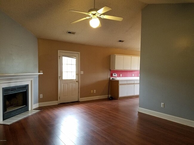 Foto del edificio - 418 Eucalyptus Ln