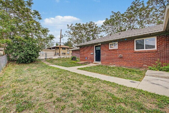 Foto del edificio - "Charming 3-Bedroom Duplex Retreat on Chester Street, Aurora – Cozy 1206 Sq Ft Home Awaiting Your...