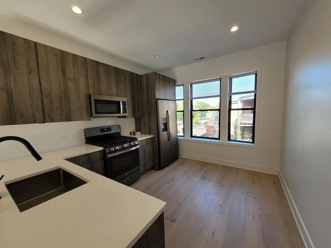 Building Photo - 1334 W Bryn Mawr Ave