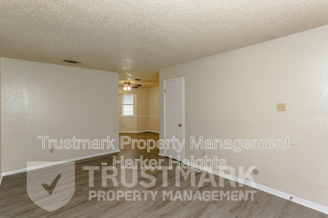 Building Photo - 607 Colonial Ln