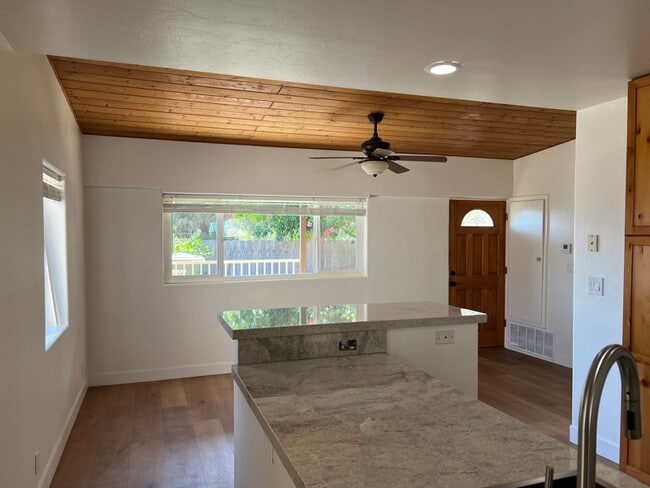 Building Photo - 8472 Golden Ridge Rd