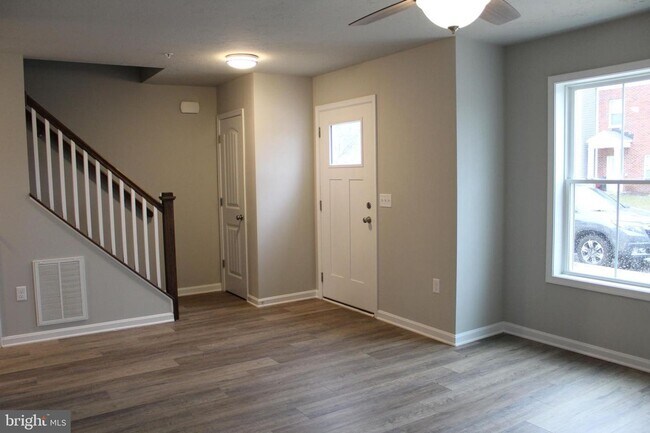 Building Photo - Stunning 3-bedroom townhouse in prime location!