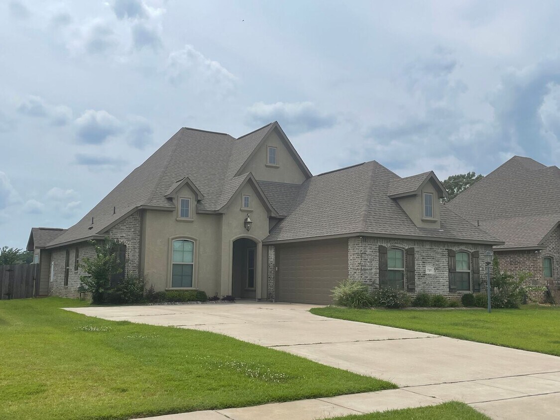 Primary Photo - Gorgeous 4 Bedroom Home in Dogwood