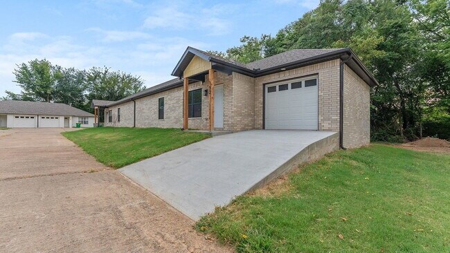 Building Photo - Newly built duplex with no prior tenants.