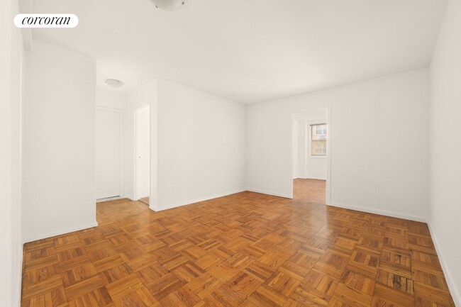 Building Photo - 215 E 80th St