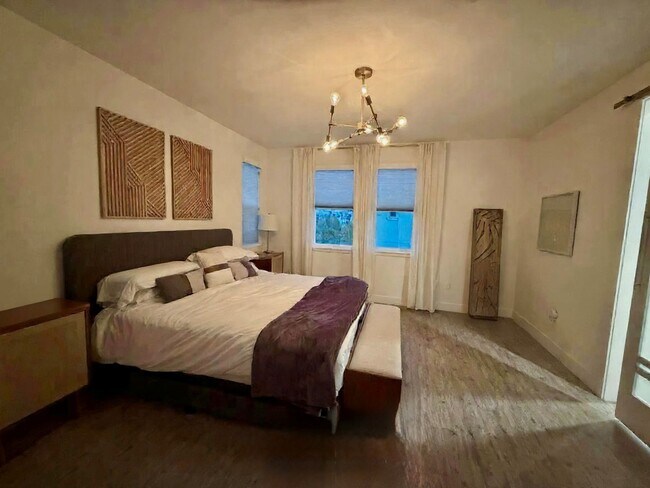 Foto del edificio - Luxury 4BR Home with Dual Side Yards, Putt...