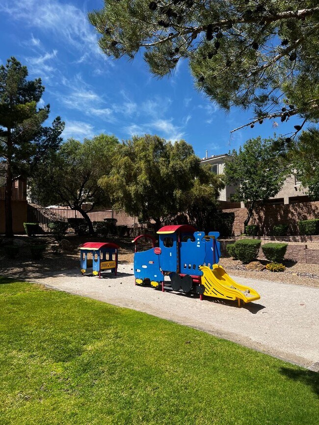 Foto del edificio - Beautiful Townhome in Gated Black Mountain Vistas (Henderson)