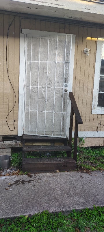 Primary Photo - 119-119 W Lee St