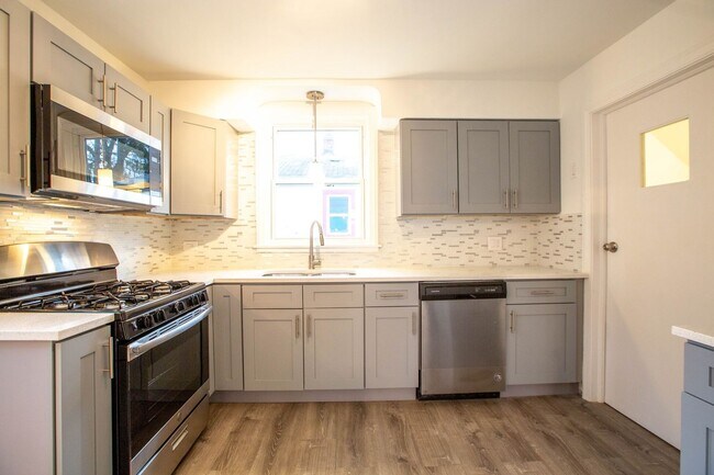 Building Photo - Charming 4BR House in Evergreen Park