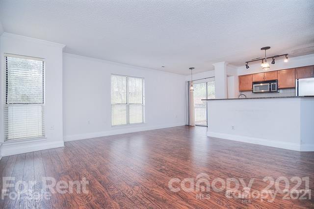 Building Photo - 2500 Cranbrook Ln