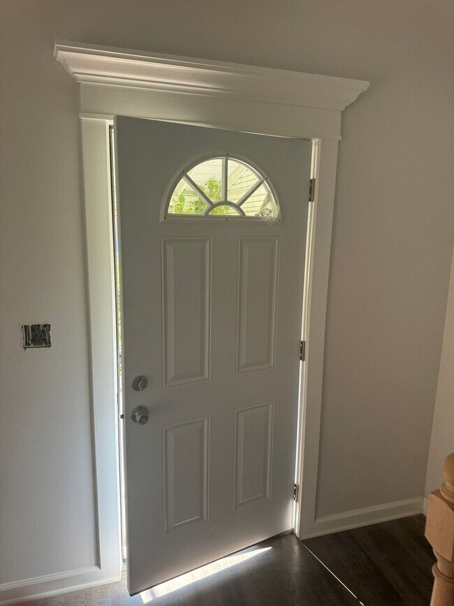 Building Photo - Beautifully completely renovated home