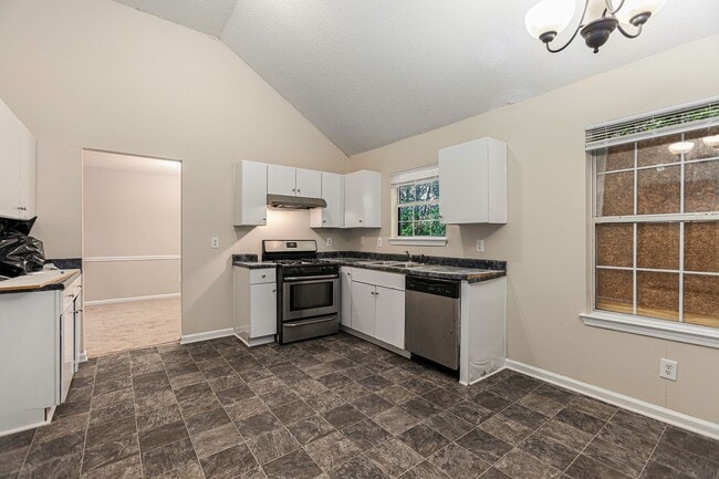 Building Photo - Large 3 Bedroom 2.5 Bath Home