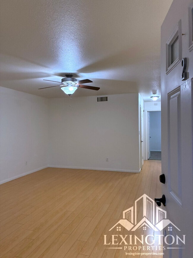 Foto del edificio - Stunning, 2BD/1BA, Condo in the Villaggio Community off Madison Ave. and Auburn Blvd.!