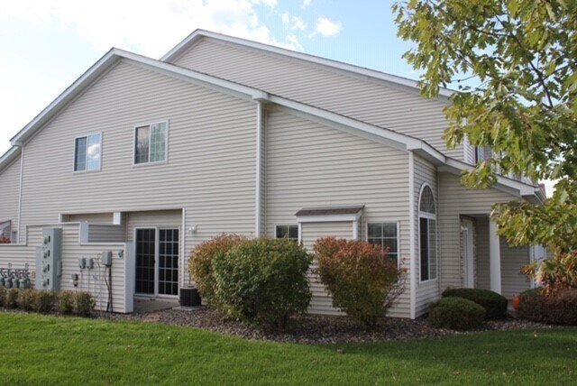 Building Photo - Spacious End Unit Townhouse