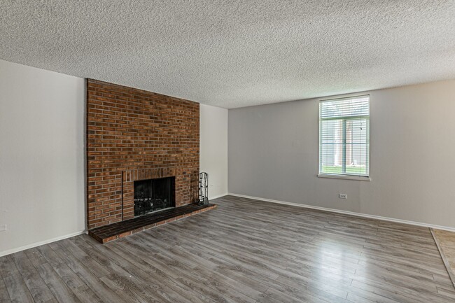 Building Photo - Cozy 2 Bed 2 Bath Condo on the main floor ...