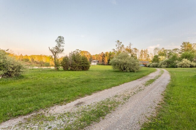 Foto del edificio - Welcome to this charming 3 bedroom, 2 bath...