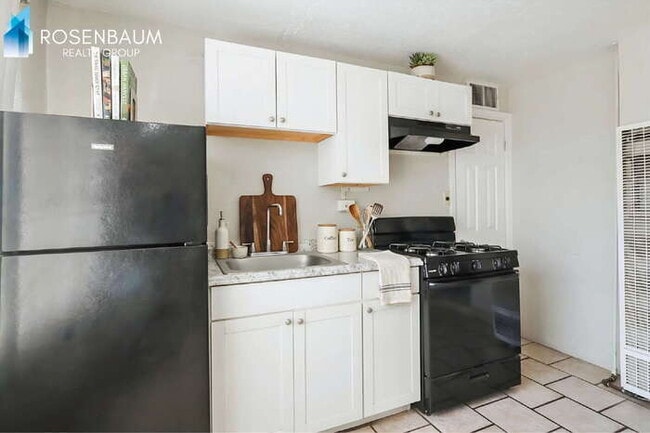 Building Photo - 302 W Flores St