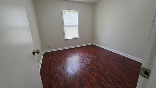 Building Photo - 613 McWhirter Ave