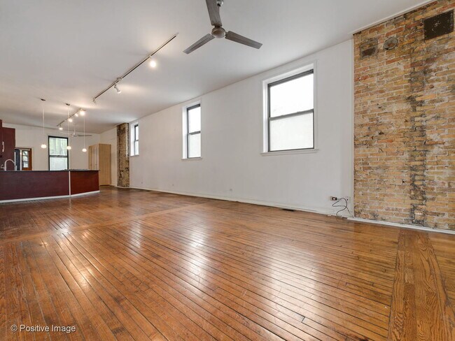 Building Photo - 1124 N Milwaukee Ave