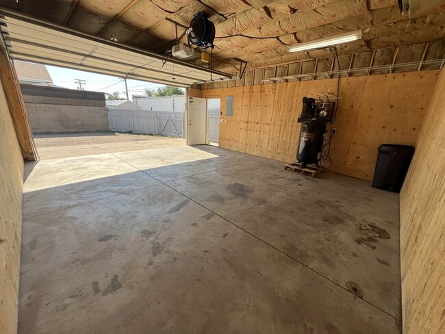 Foto del edificio - 2415 E 9th St