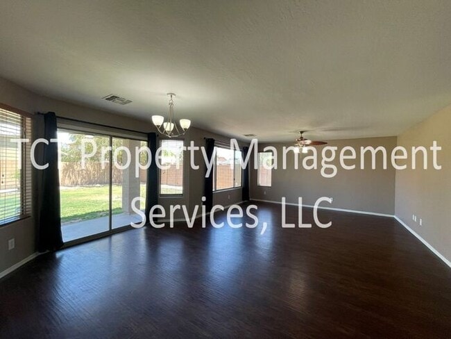 Foto del edificio - Updated 4 Bedroom on Corner Lot!