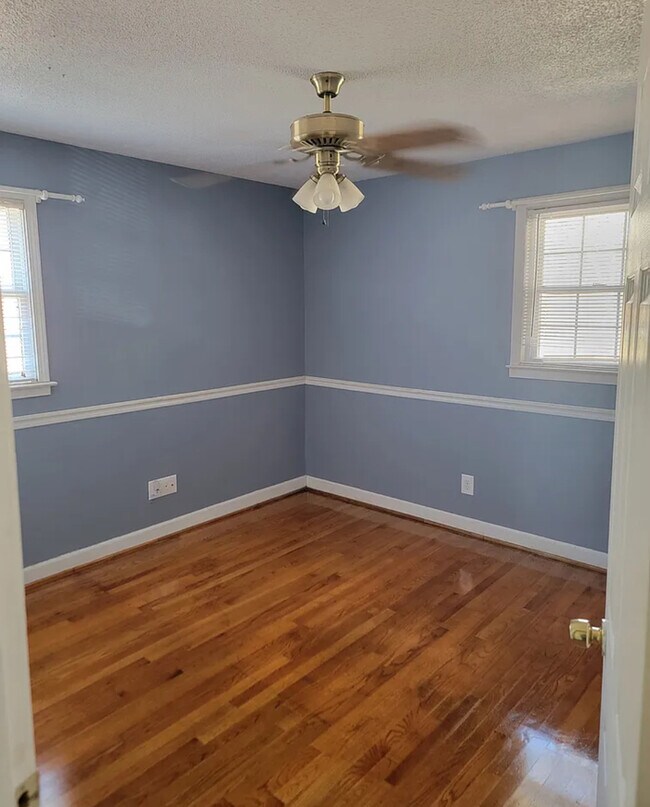 Building Photo - Spacious 3 bedroom without plenty of yard ...