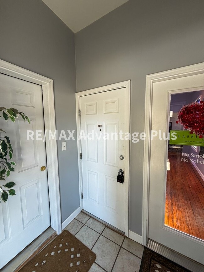 Building Photo - 400 S Main St