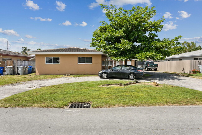 Building Photo - 2541 NE 10th Ct